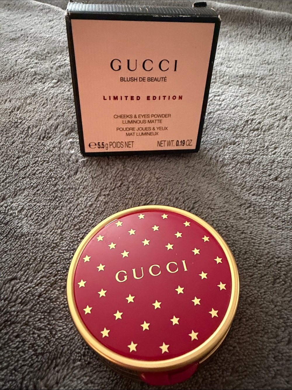 Gucci Blush De Beauté Compact in deep red with gold stars